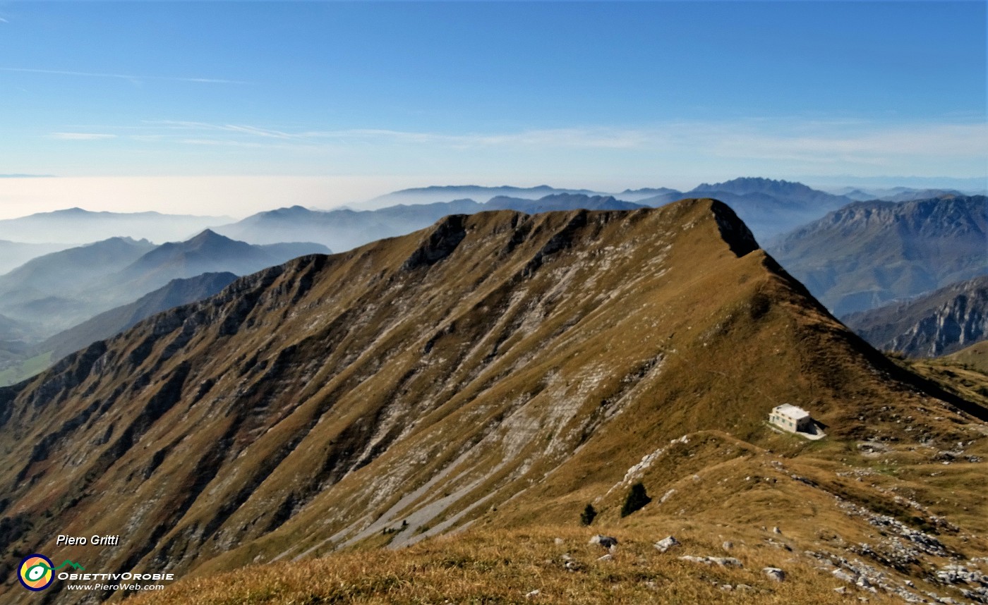 48 Dalla cresta vista sul Bivacco MAGA e sul Chignol d'Arale con la croce di Zorzone.JPG -                                
